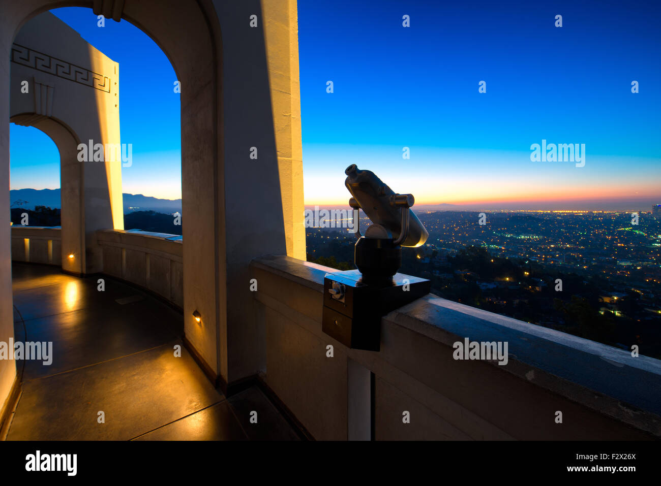 Stadt von Los Angeles gesehen vom Griffith Observatorium bei Dämmerung, Los Angeles County, Kalifornien, USA Stockfoto