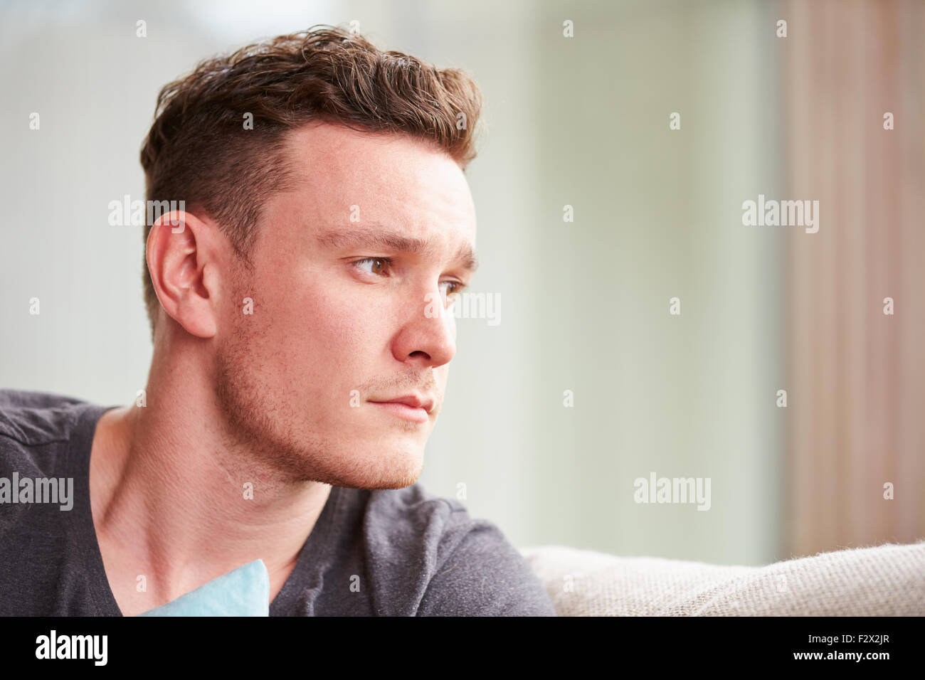 Junger Mann mit einer Depression zu Hause Stockfoto