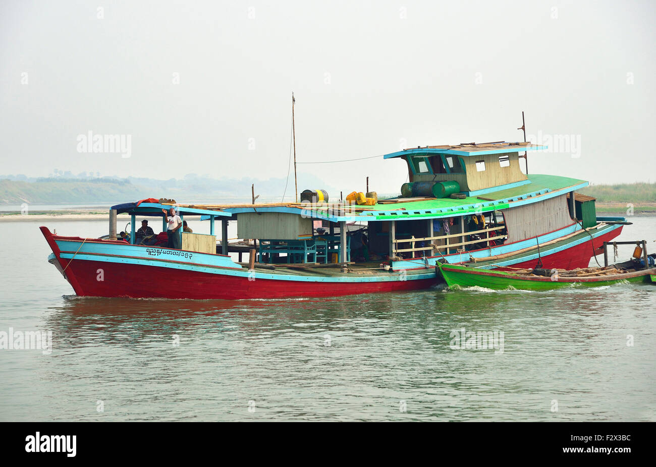Frachtschiff auf dem Irrawaddy River (Ayeyarwady River) in der Nähe von Mandalay, Myanmar, (Burma, Birma) Asien Stockfoto