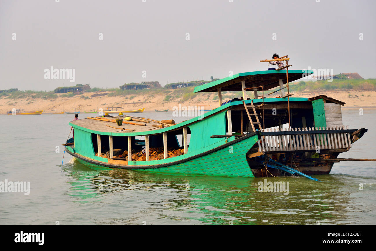 Frachtschiff auf dem Irrawaddy-Fluss (Ayeyarwady Fluss) in der Nähe von Mandalay, Myanmar (Burma, Birma) Asien Stockfoto
