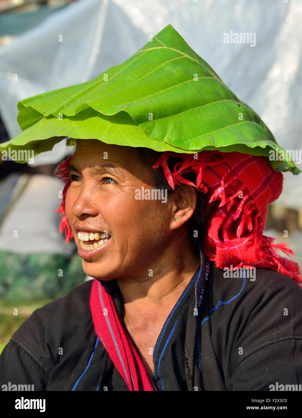 PA-O Frau Markt Trader mit Inn Blätter als Hut auf Loikaw Markt, Myanmar (Burma) Stockfoto