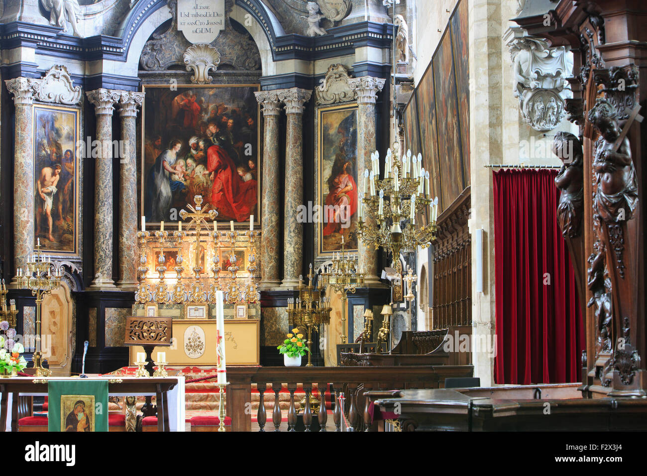 Altar mit "Die Anbetung der Heiligen drei Könige" von Rubens in der St. Johannes Kirche in Mechelen, Belgien Stockfoto