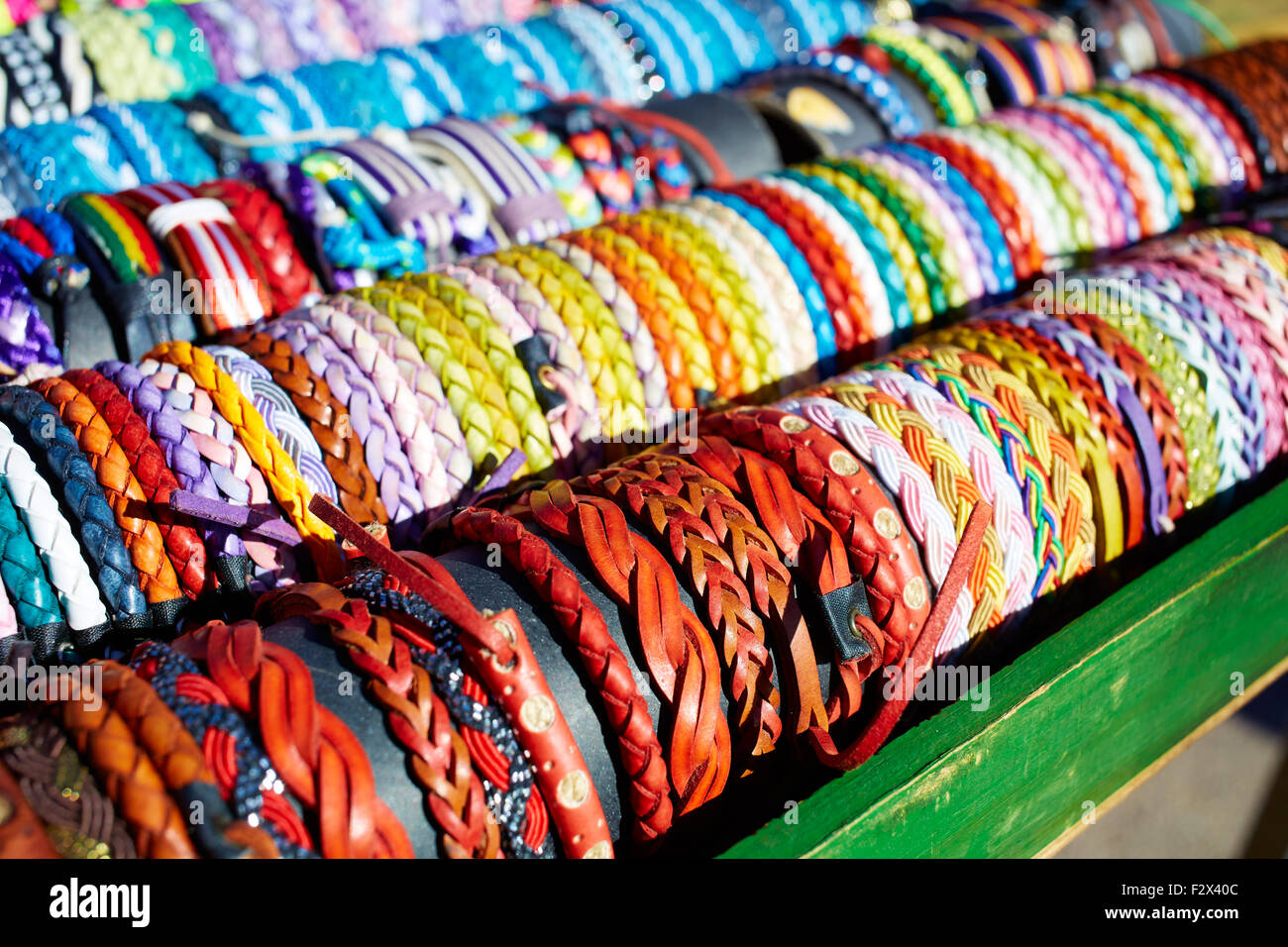 Armbänder aus Leder in bunten Farben in Handarbeit gefertigt ein outdoor-Markt Stockfoto