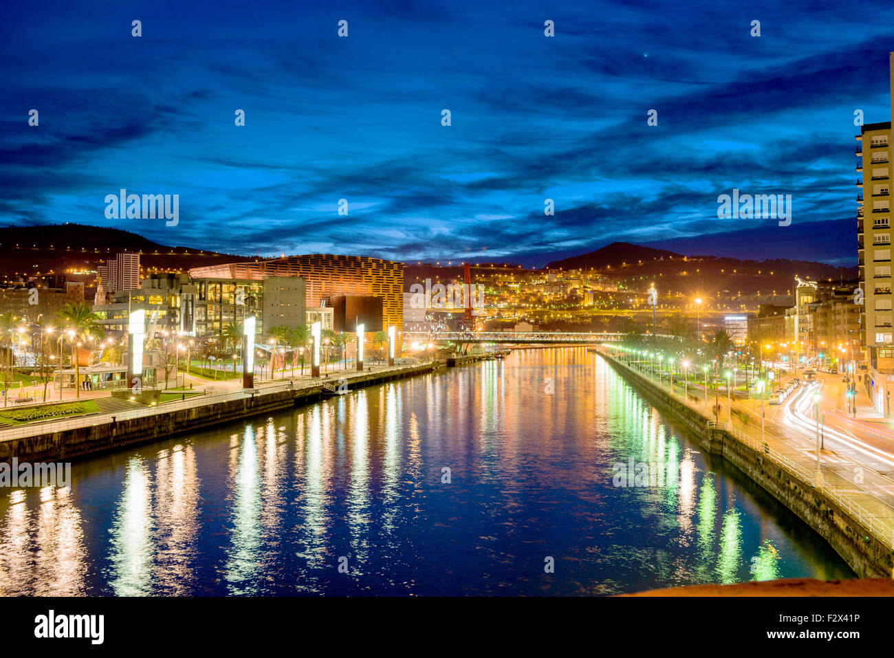 Fluss Nervion und Palacio Euskalduna, Bilbao, Biskaya, Baskenland, Baskenland, Spanien, Europa Stockfoto