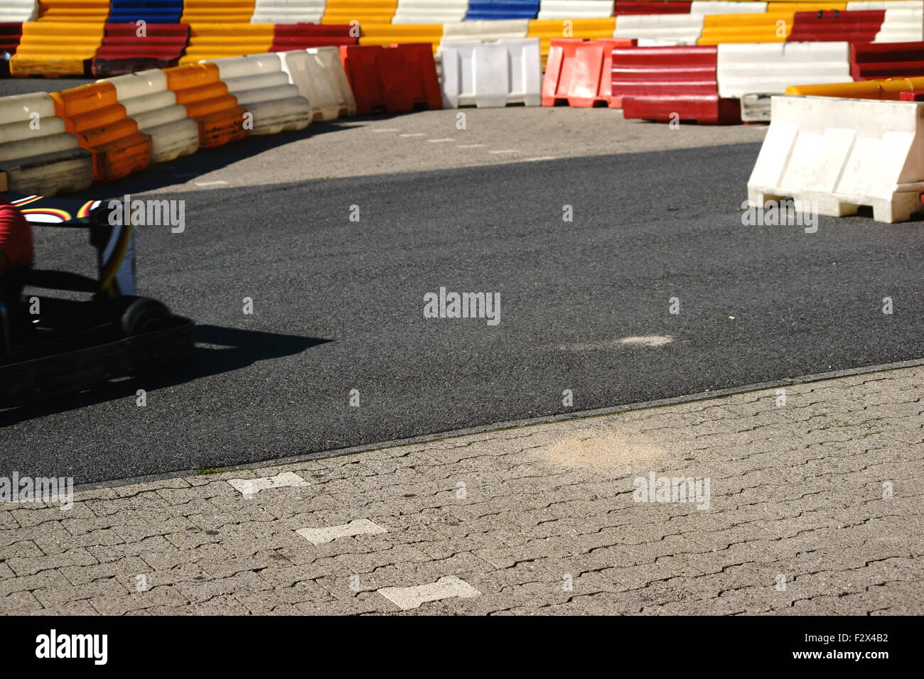 Kart Rennen ein Rennfahrer in einem Kart fahren auf begrenzt Kartbahn durch die Kurve. Stockfoto