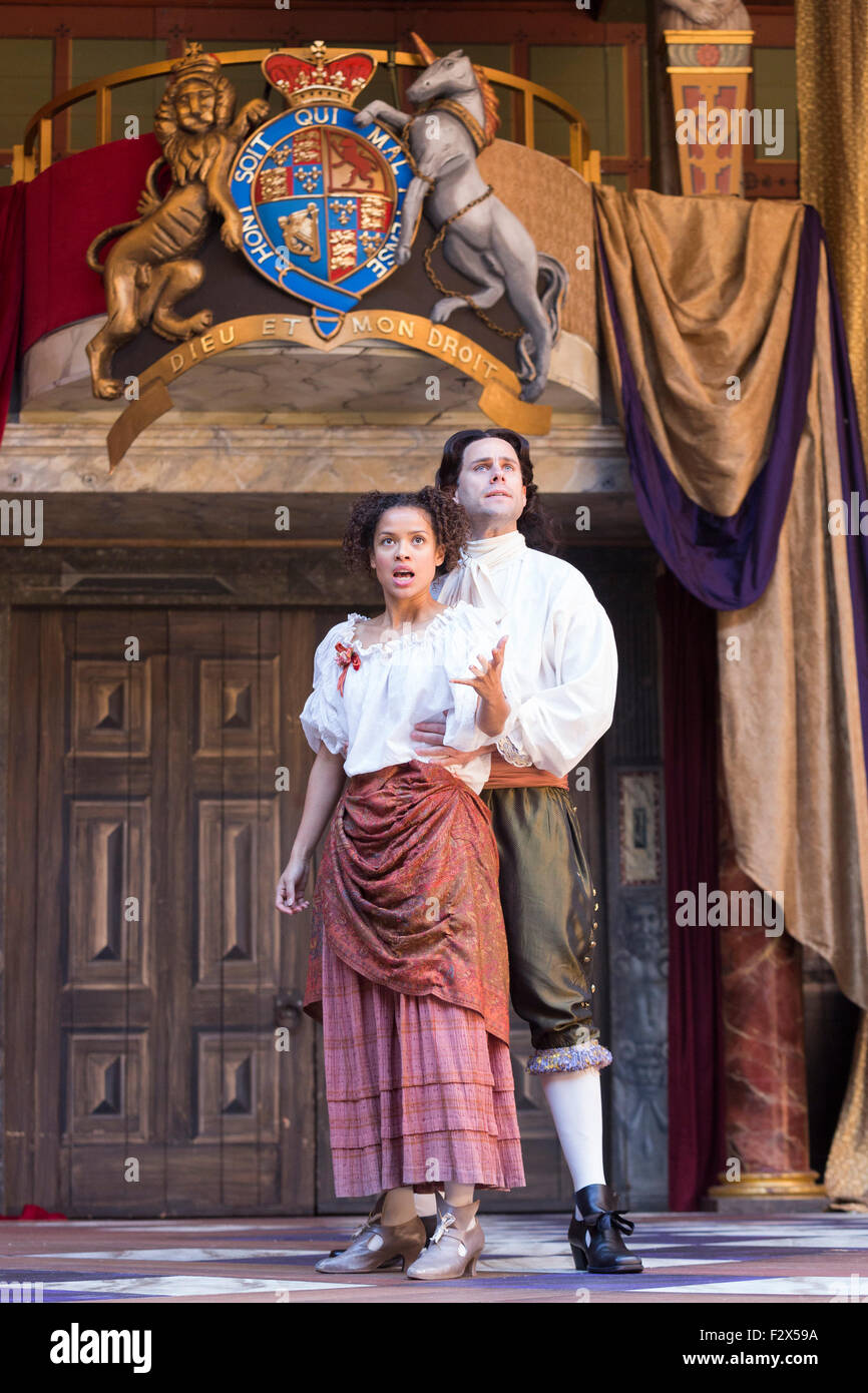 London, UK. 23.09.2015. Gugu Mbatha-Raw als Nell Gwynn und Jay Taylor als Charles Hart. Fototermin für die Play/Komödie Nell Gwynn von Jessica Swale im Globe Theatre. Leistungen unter der Regie von Christopher Luscombe vom 19. September bis 17. Oktober 2015 laufen. Gugu Mbatha-Raw (Nell Gwynn), Greg Haiste (Edward Kynaston), Jay Taylor (Charles Hart) und David Sturzaker (König Charles II). Stockfoto