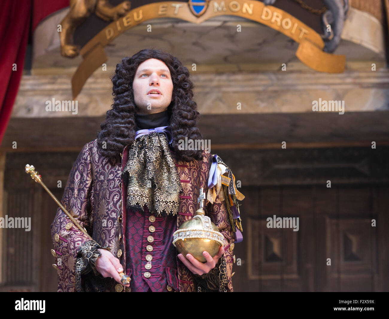 London, UK. 23.09.2015. David Sturzaker als König Charles II. Fototermin für die Play/Komödie Nell Gwynn von Jessica Swale im Globe Theatre. Leistungen unter der Regie von Christopher Luscombe vom 19. September bis 17. Oktober 2015 laufen. Gugu Mbatha-Raw (Nell Gwynn), Greg Haiste (Edward Kynaston), Jay Taylor (Charles Hart) und David Sturzaker (König Charles II). Stockfoto