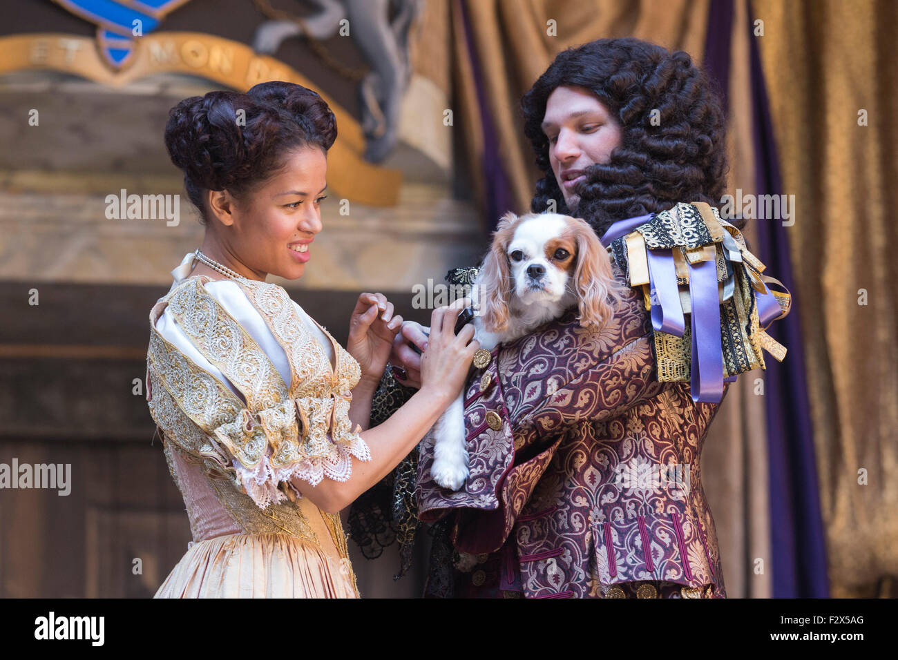 London, UK. 23.09.2015. Gugu Mbatha-Raw (Nell Gwynn) und David Sturzaker (König Charles II) mit Monni der Hund. Fototermin für die Play/Komödie Nell Gwynn von Jessica Swale im Globe Theatre. Leistungen unter der Regie von Christopher Luscombe vom 19. September bis 17. Oktober 2015 laufen. Gugu Mbatha-Raw (Nell Gwynn), Greg Haiste (Edward Kynaston), Jay Taylor (Charles Hart) und David Sturzaker (König Charles II). Stockfoto