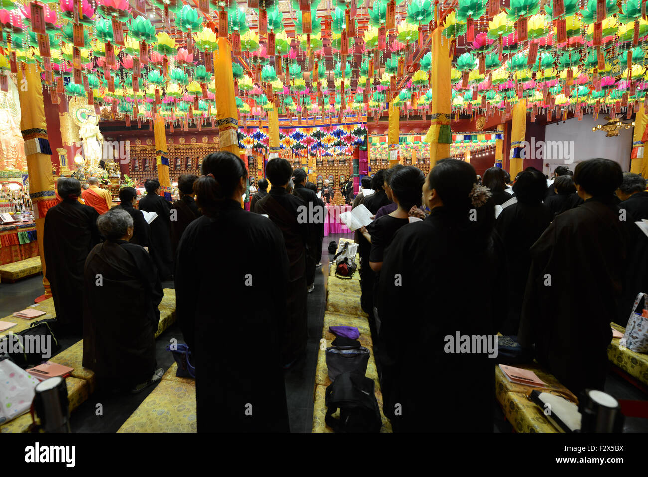 Buddhistische Zeremonie und Gebete in The Buddha Tooth Relic Temple in Chinatown, Singapur. Stockfoto