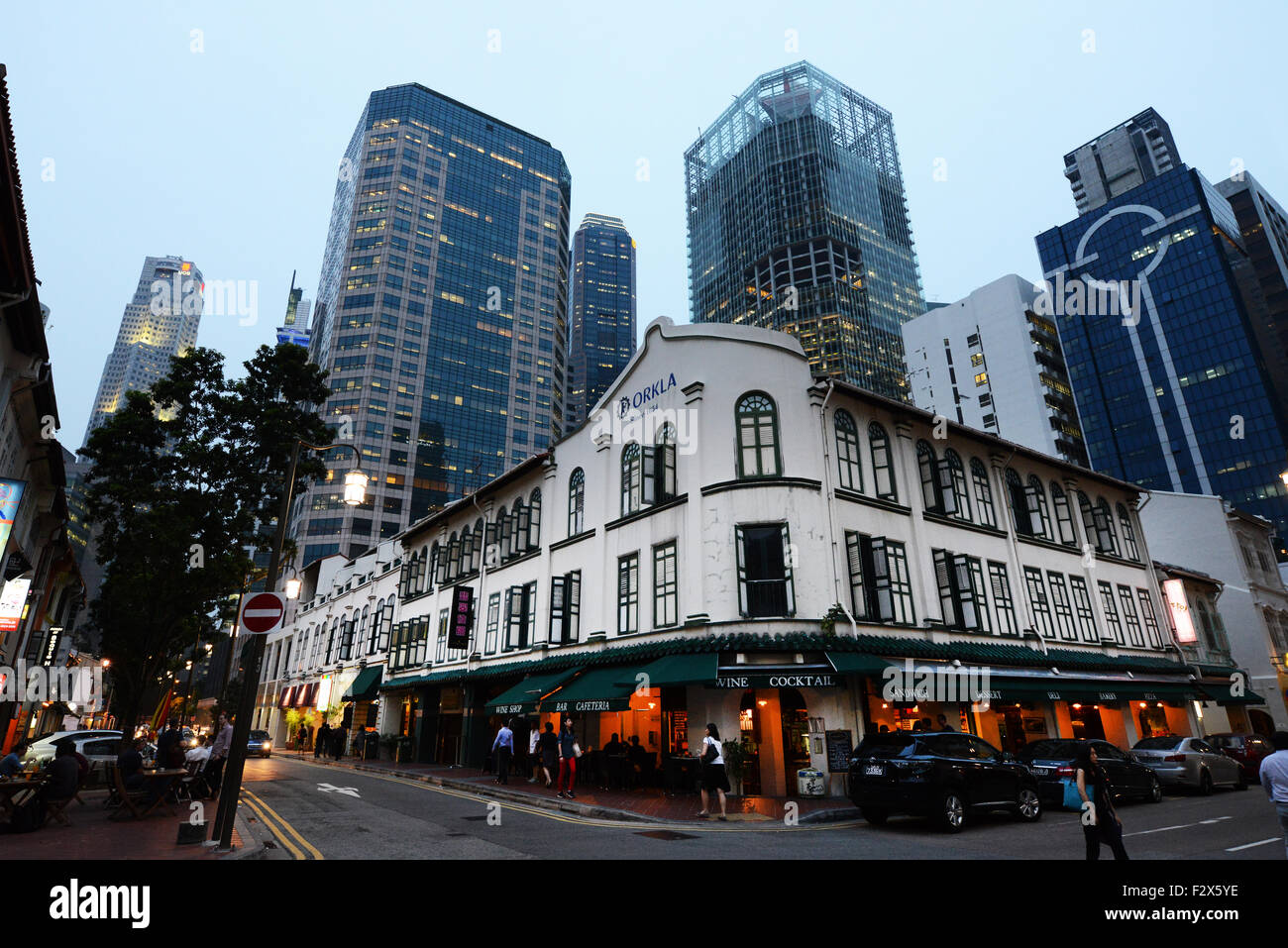 Beliebte Bars und Restaurants entlang der Telok Ayer Street in Singapur. Stockfoto