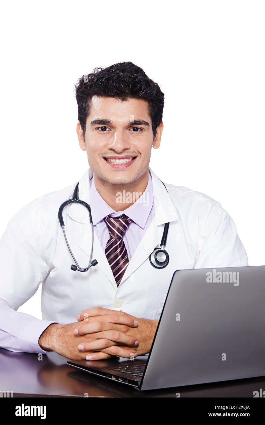 1 indische Arzt Mann sitzen Tisch Laptop arbeiten Stockfoto