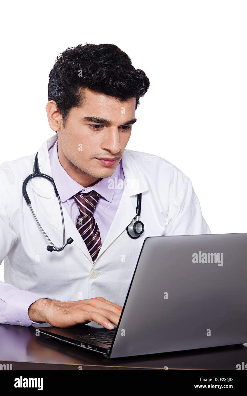 1 indische Arzt Mann sitzen Tisch Laptop arbeiten Stockfoto