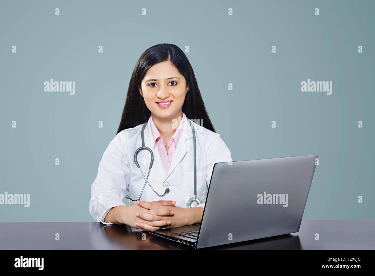 1 indische Arzt Frau sitzen Tisch Laptop arbeiten Stockfoto