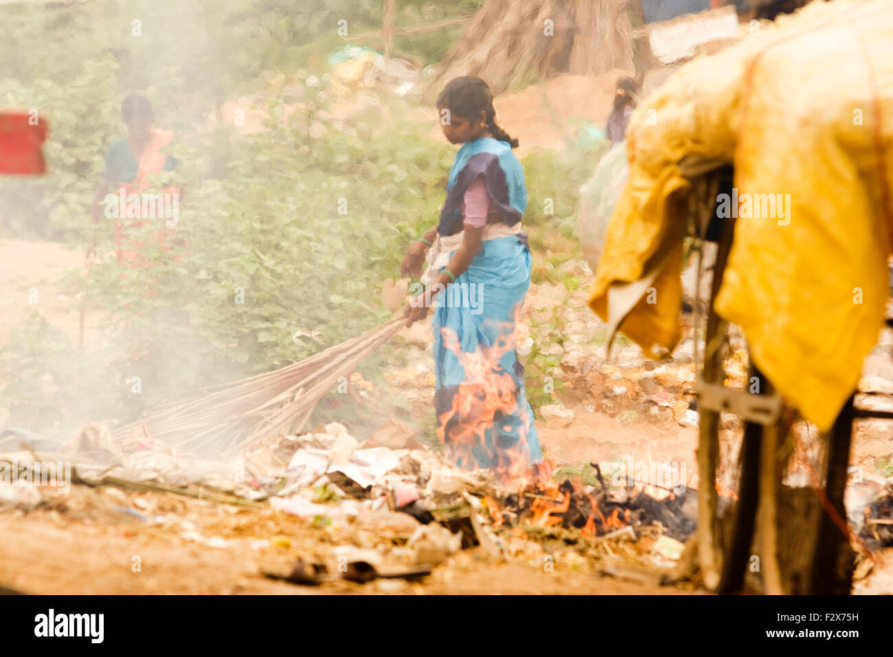 Indien, Andhra Pradesh, Puttaparthi, Frau im Sari Müll verbrennen Stockfoto