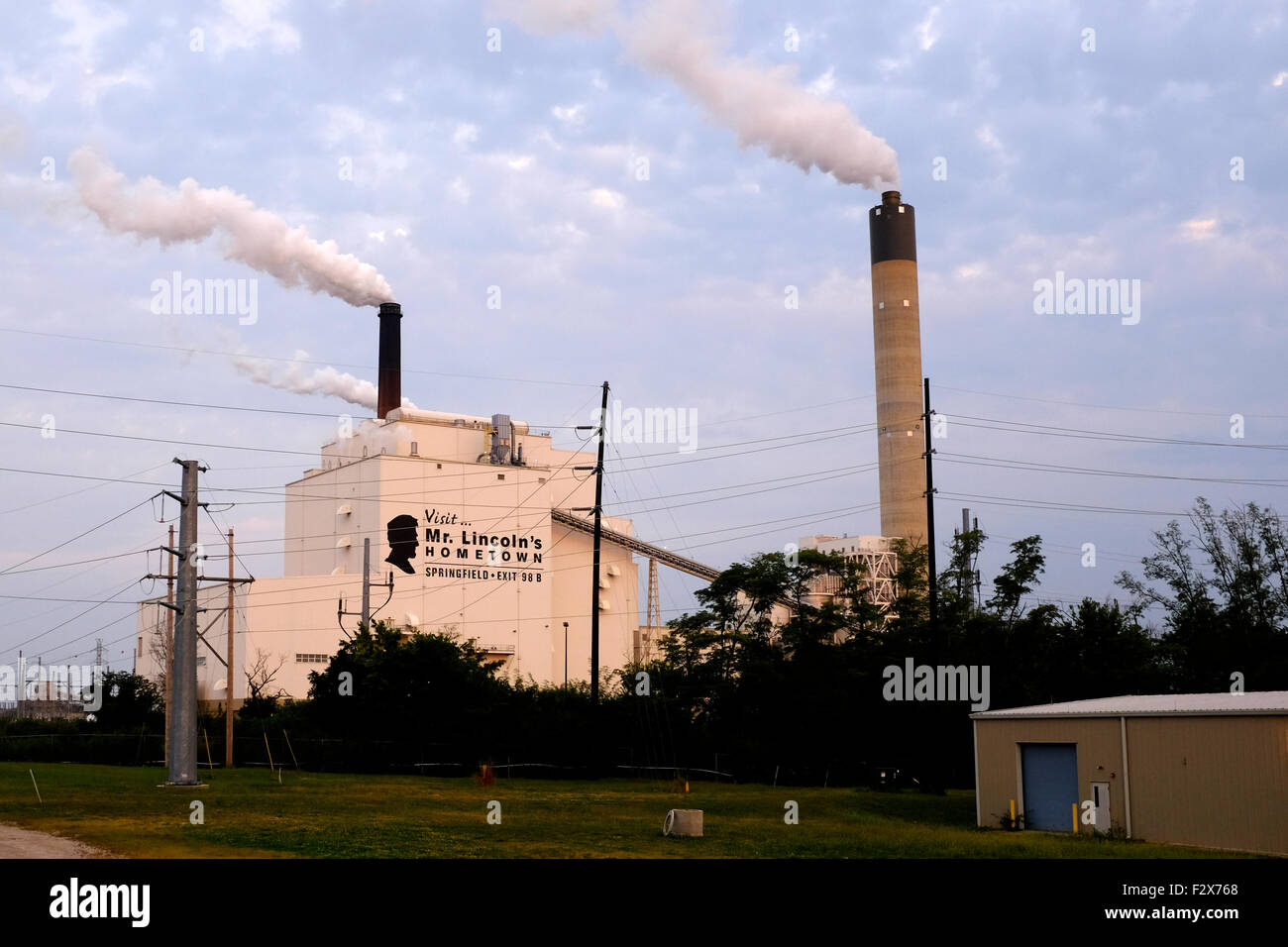 Besuchen Sie Mr. Lincoln es Heimatstadt Springfield, Illinois, USA an der Seite einer Fabrik Rauchschwaden in Springfield, Illinois Stockfoto