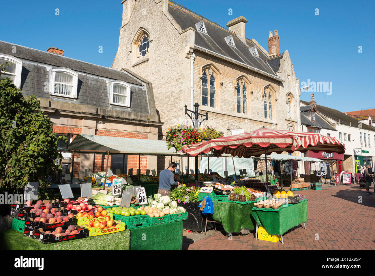 Obst und Gemüse Stall im Sketts Markt, Sheep Street, Bicester, Oxfordshire, England, Vereinigtes Königreich Stockfoto
