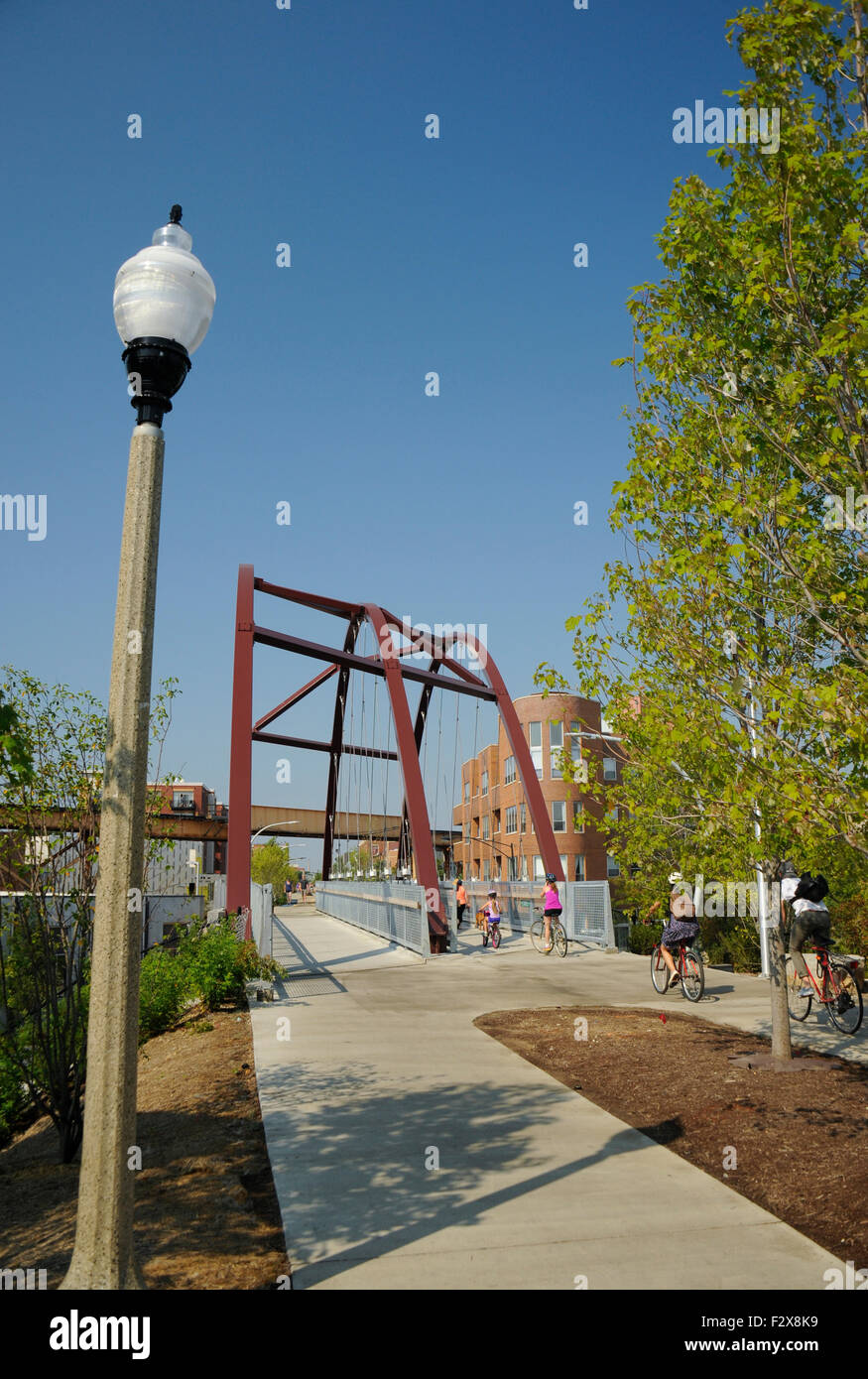 Der 606 Spur (Bloomingdale Trail), Chicago, Illinois. CTA Blue Line 'EL' Spuren über den Trail. Stockfoto