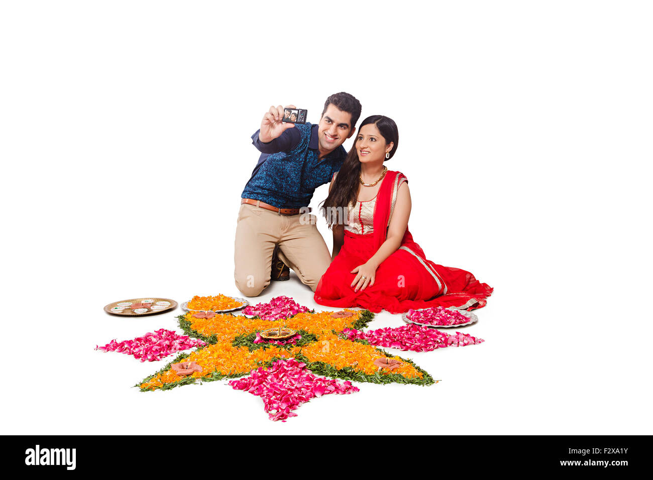 2 indische Kamera klicken und heiratete paar Diwali Festival entwerfen Rangoli Selfie Bild Stockfoto