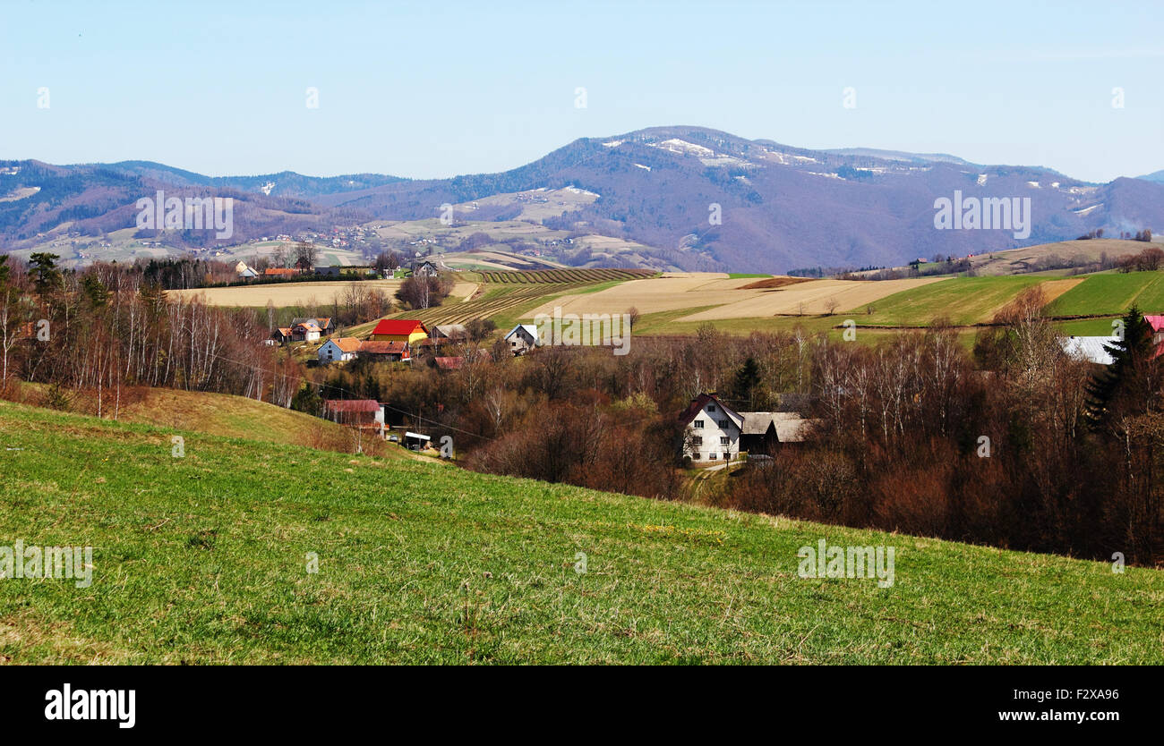 Beskiden Gebirge im zeitigen Frühjahr. Polen. Stockfoto