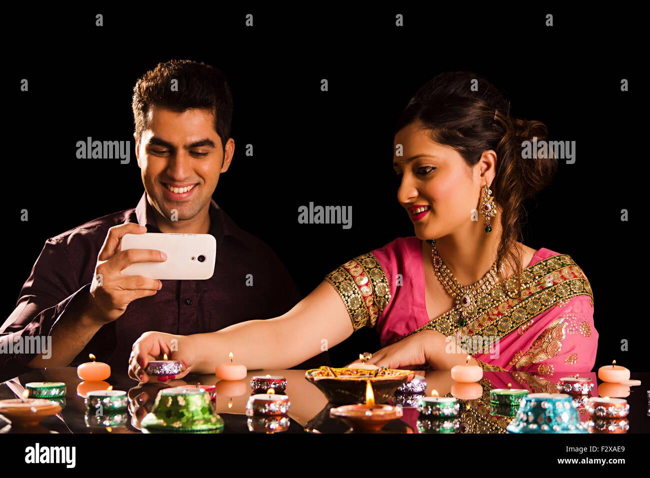 2 indische verheiratet paar Diwali Festival Dekoration Diya und Handy klicken auf Bild Stockfoto