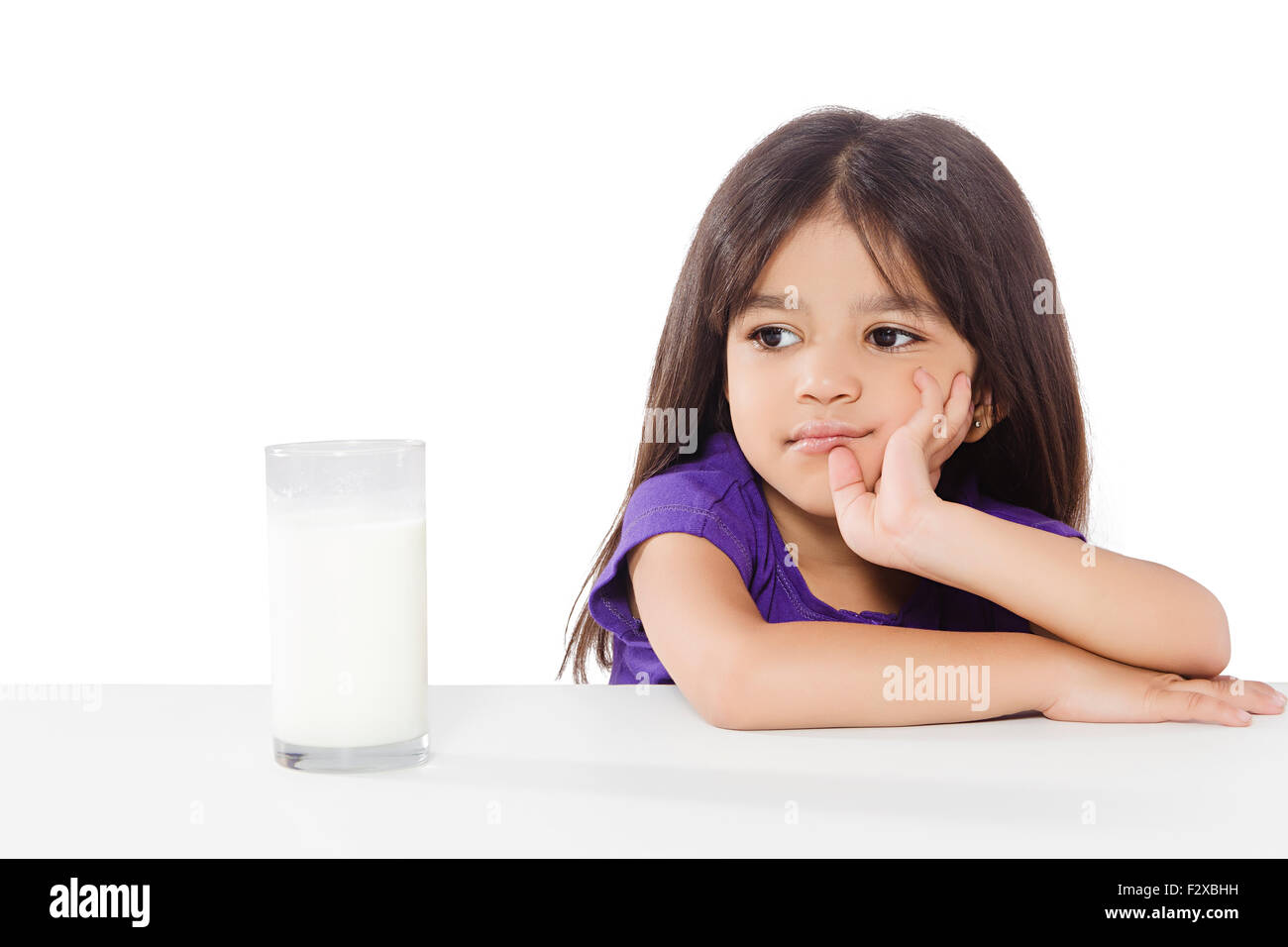 1 indische Kind Mädchen trinken Milch denken Stockfoto