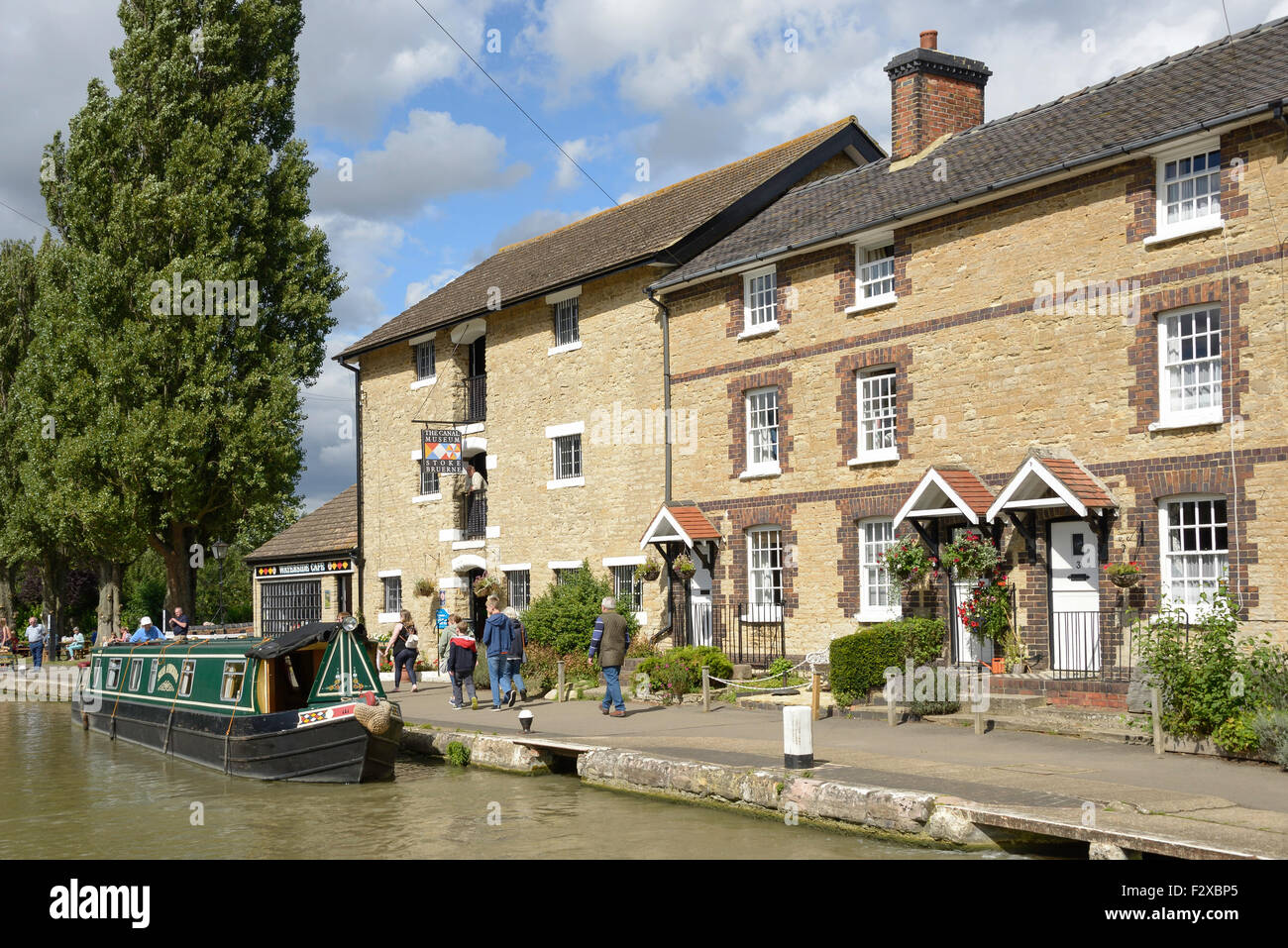 Canalside Cottages und The Canal Museum am Grand Union Canal, Stoke Bruerne, Northamptonshire, England, Vereinigtes Königreich Stockfoto