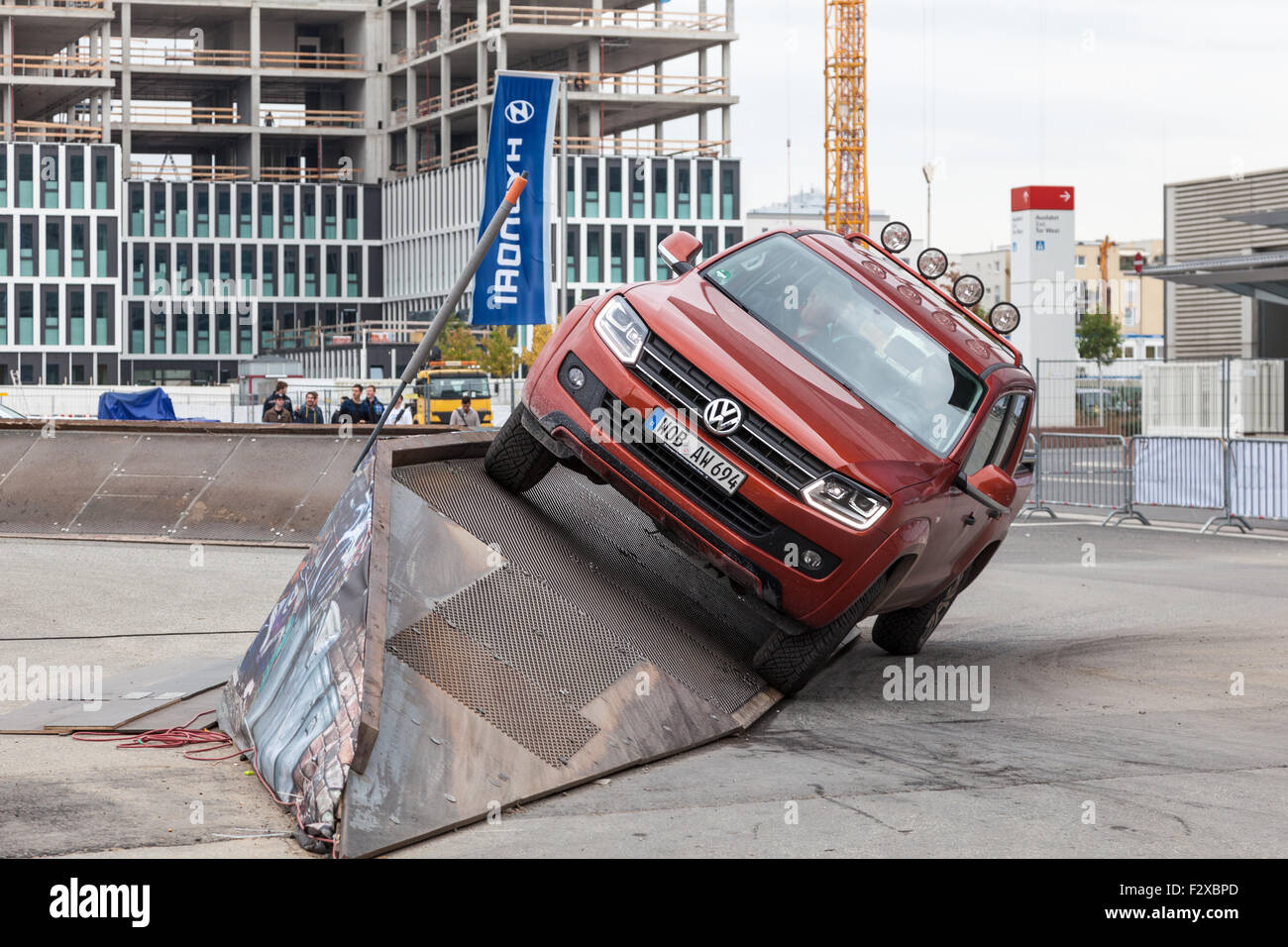 Volkswagen Amarok Pickup-Truck fahren bei einem Offroad-Parcours auf der IAA International Motor Show 2015 Stockfoto