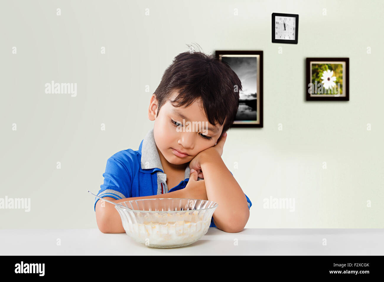 1 indische Kind junge Frühstück Essen Corn Flakes denken. Stockfoto