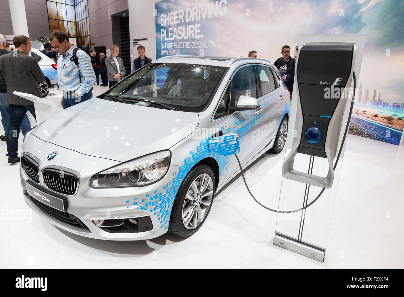 Präsentation des neuen BMW 225xe Luxruy Hybrid-Autos auf dem BMW-Stand der IAA International Motor Show 2015 Stockfoto