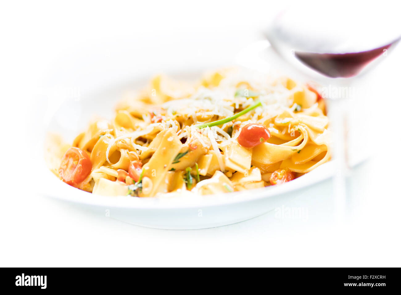 Penne Arrabbiata, Nudeln, Pasta, schneiden, schneiden Sie weißen Hintergrund, Rotwein, Tomaten, pikante Chili, Käse, Gericht, Parmesan, Symb Stockfoto