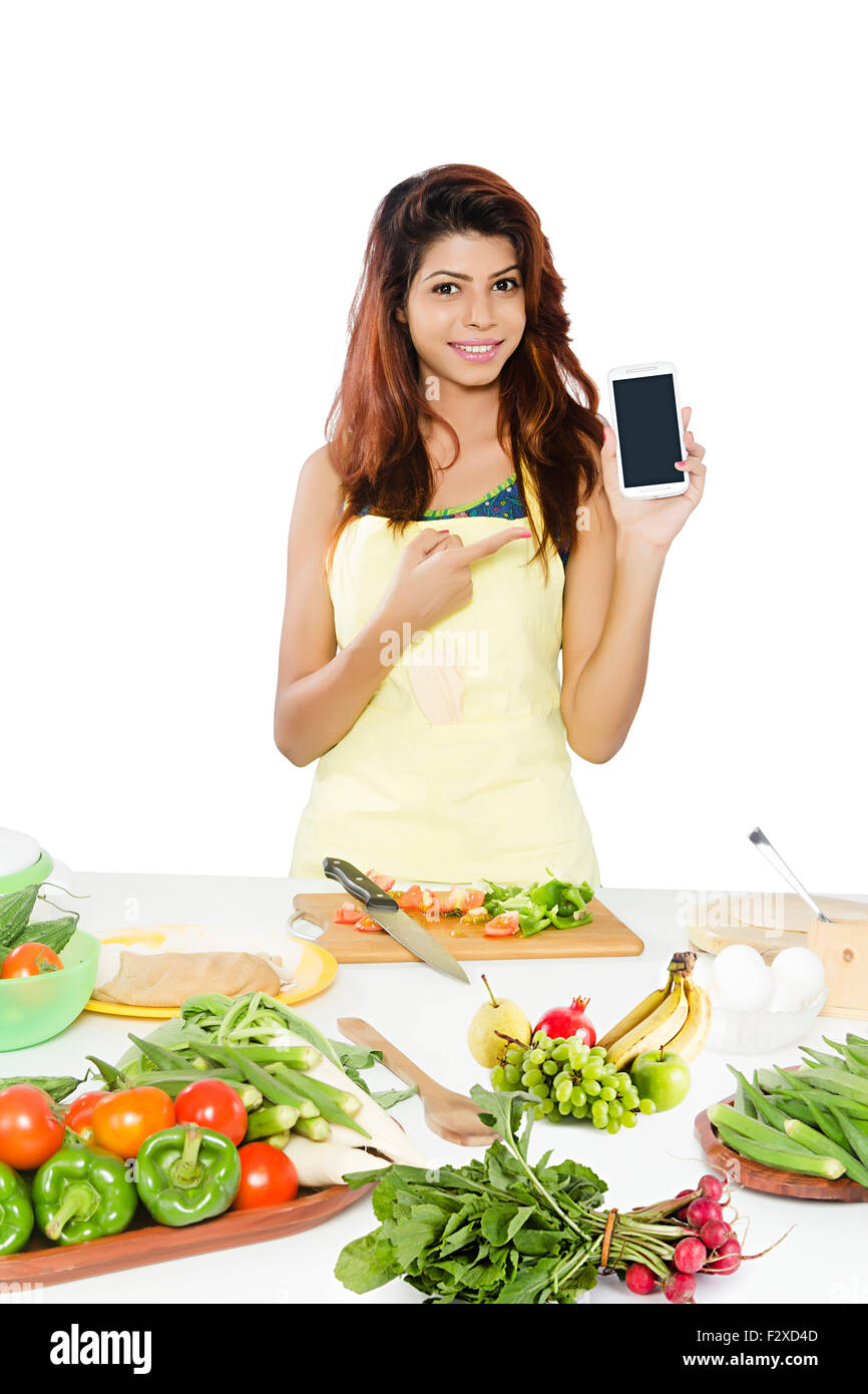 1 indische erwachsenen Frau Hausfrau Küche kochen und Handy-Qualität Stockfoto