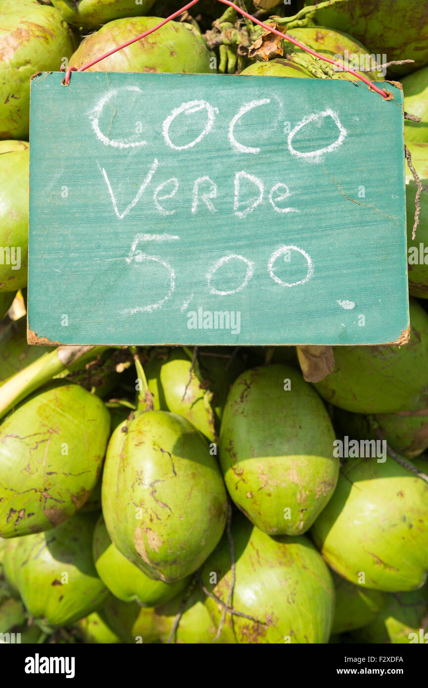 Den Preis für grüne Kokosnüsse (fünf brasilianische Reals) hängt über einem Haufen in Rio De Janeiro Brasilien trinken Werbung Zeichen Stockfoto