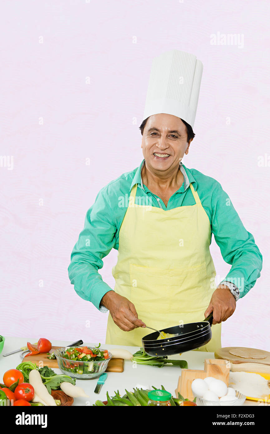 1 indische erwachsenen Mannes Haus Mann Küche kochen Stockfoto