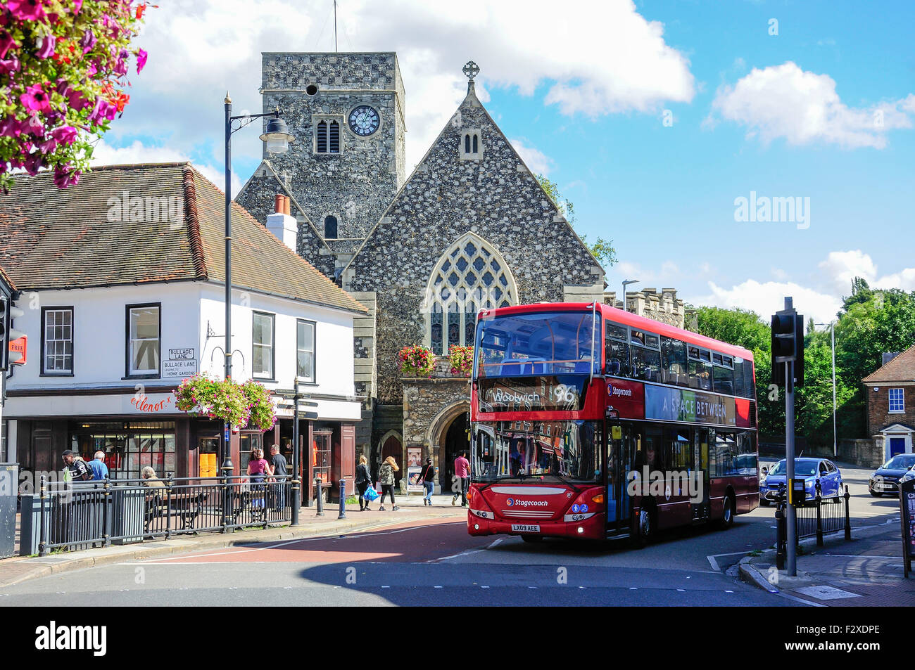 Doppeldecker-Bus, vorbei an der Holy Trinity Church, Dartford High Street, Dartford, Kent, England, Vereinigtes Königreich Stockfoto
