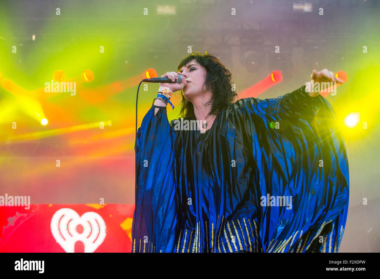 Sänger Luke Spiller von der Struts führt auf der Bühne bei der 2015 iHeartRadio Music Festival in Las Vegas-Dorf Stockfoto
