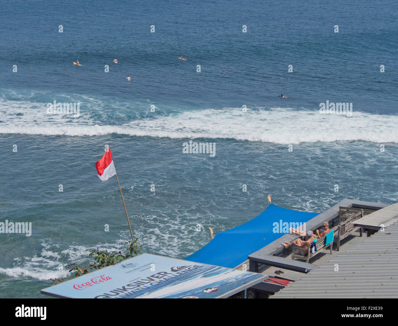 Touristen sehen Surfer am weltberühmten Uluwatu Strand in Bali, Indonesien Stockfoto