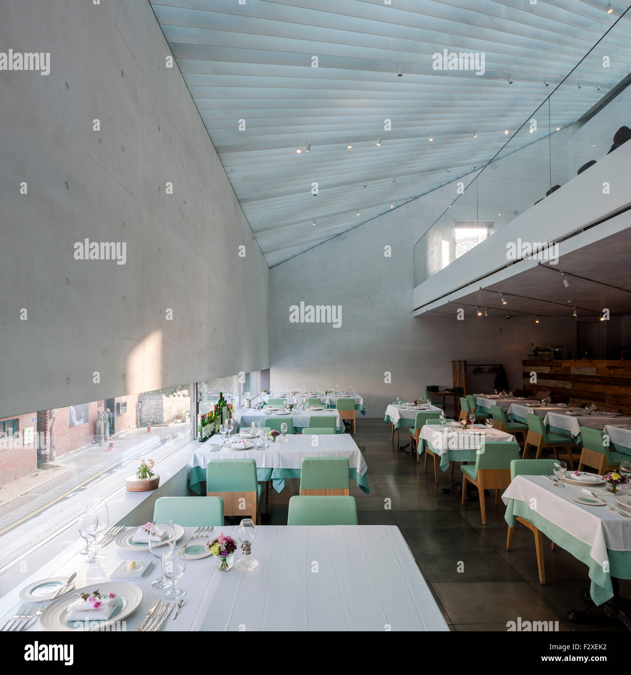 Interieur mit perforierter Oberlicht. Songwon Kunstzentrum / Bien ... Interieur mit perforierter Oberlicht. Songwon Kunstzentrum / Bien ...