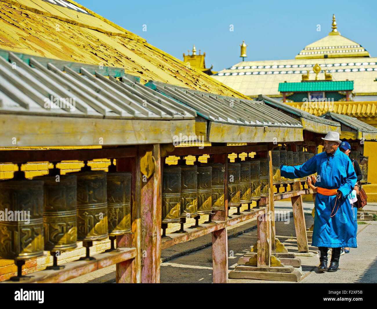 Mongolische Mann in traditioneller Kleidung, Deel, drehen Gebetsmühlen, Gandan Kloster, Ulaanbaatar, Mongolei Stockfoto