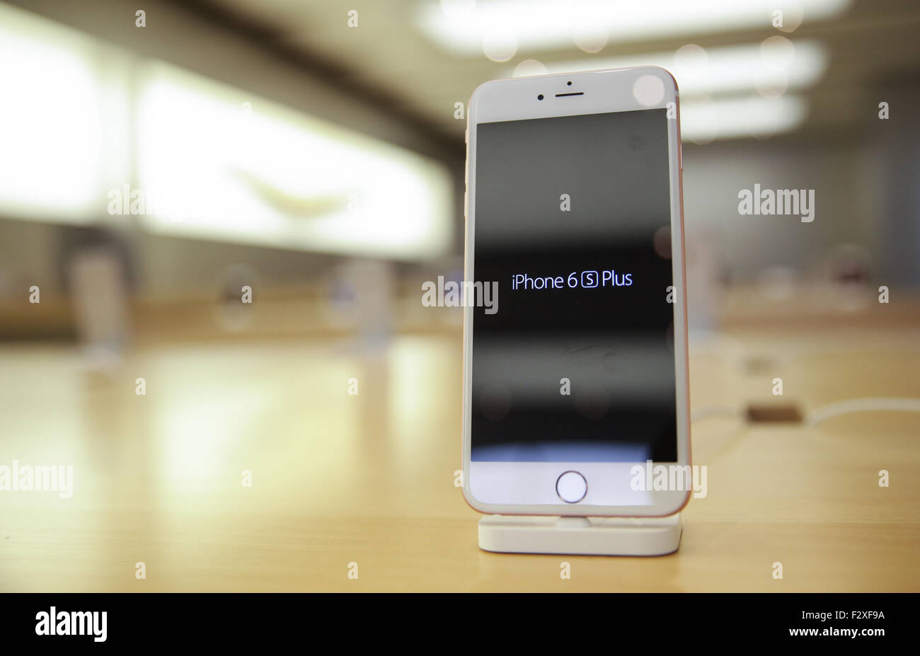 Hamburg Deutschland 25 Sep 15 Das Neue Iphone 6 S Handy Auf Dem Display In Einem Showroom Von Einem Apple Store In Hamburg Deutschland 25 September 15 Einige Kunden Hatten Vor Dem