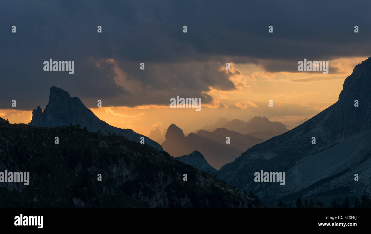 Sonnenuntergang am Valparola Pass, Hexenberg mit Gipfelkreuz, kleinen Lagazuoi auf der rechten Seite, Dolomiten, Alpen, Veneto, Italien Stockfoto