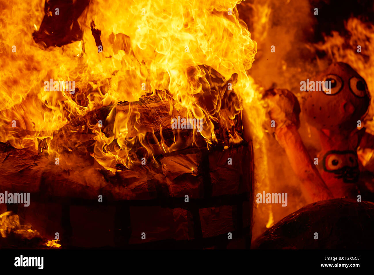 Fallas Feuer brennt in Valencia Fest am März 19 th Spanien Tradition Stockfoto