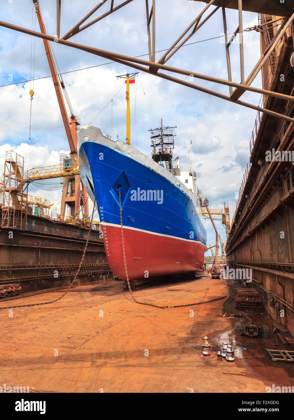 Großes Schiff - Rückansicht mit Propeller in Reparatur. Stockfoto
