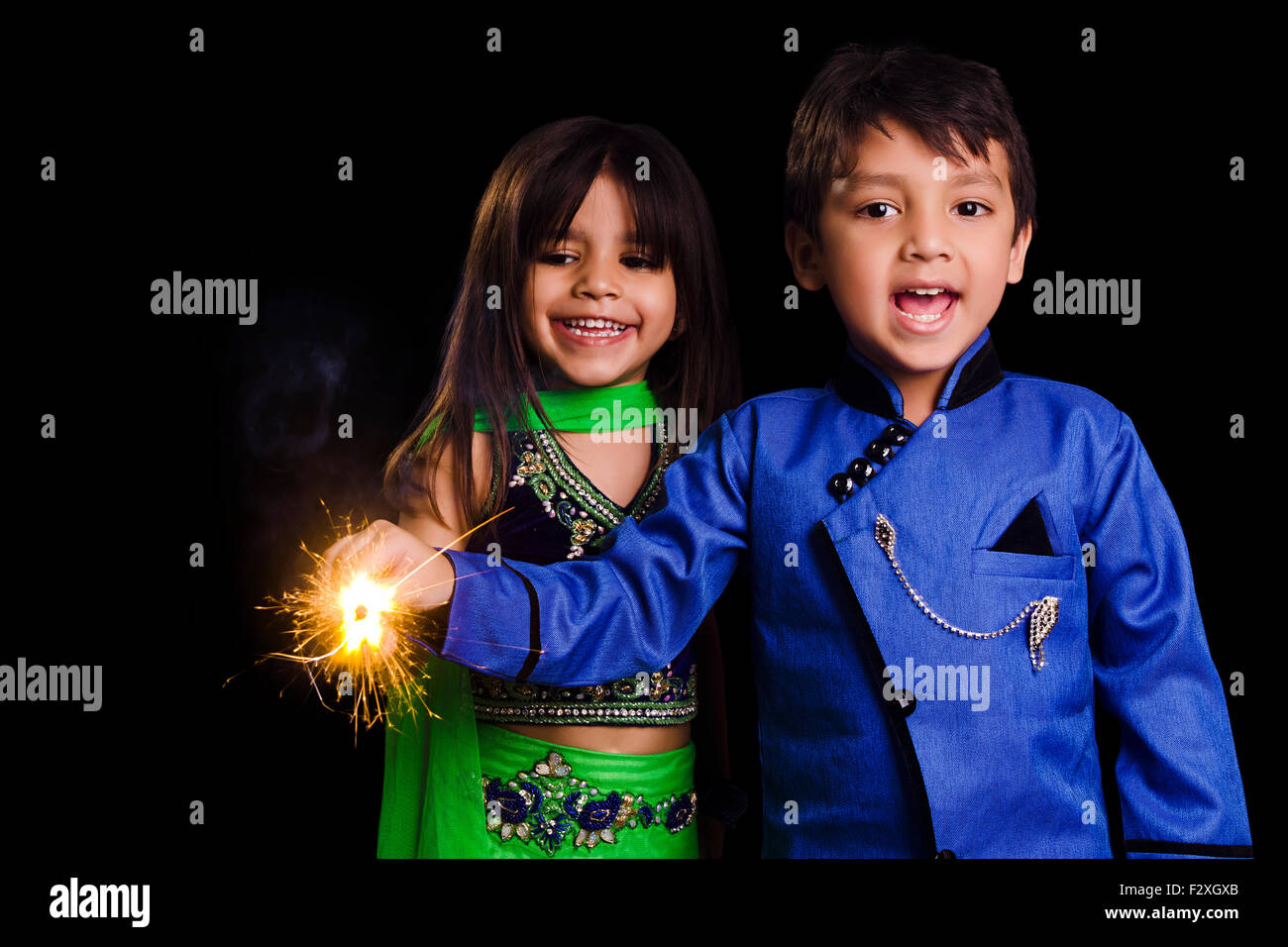 2 indische Kinder Jungen und Mädchen spielen Fire Cracker Stockfoto