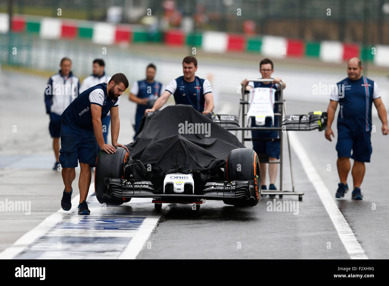 Motorsport: FIA Formula One World Championship 2015, Grand Prix von Japan, Mechaniker von Williams Martini Racing Stockfoto