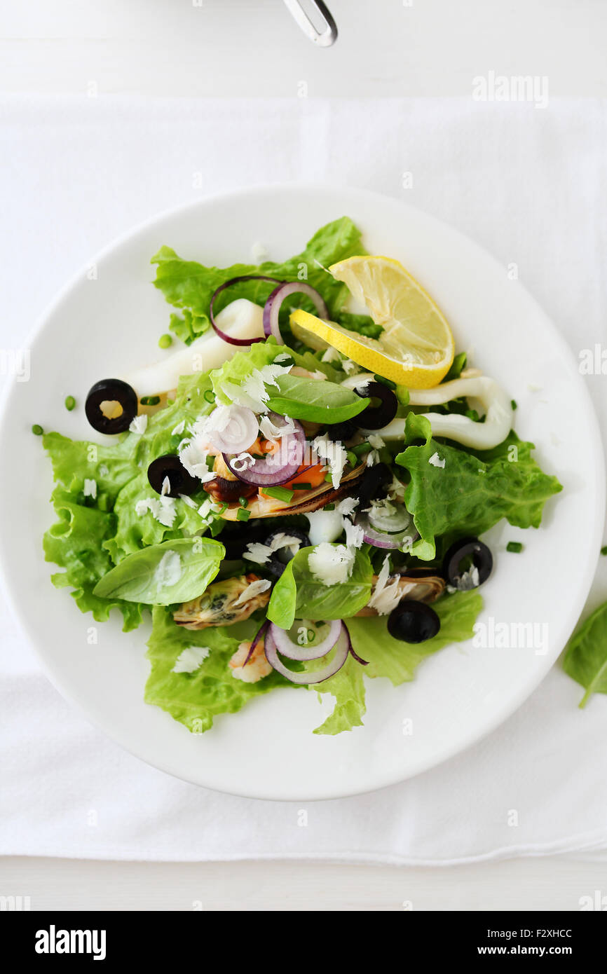 frischer Salat mit Meeresfrüchten auf Platte Stockfoto