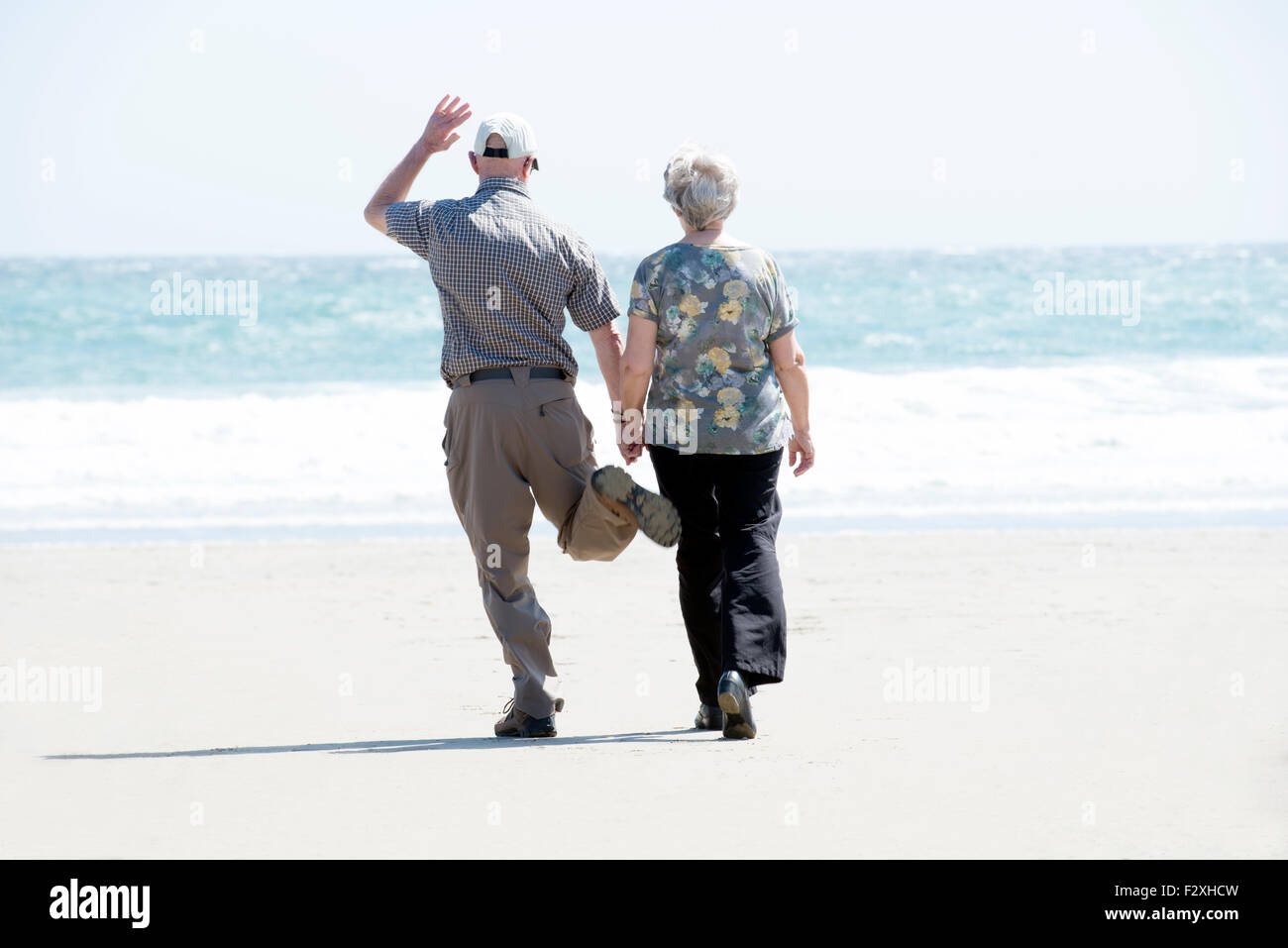 ältere Menschen Paar am Strand, glücklich, einher. Stockfoto