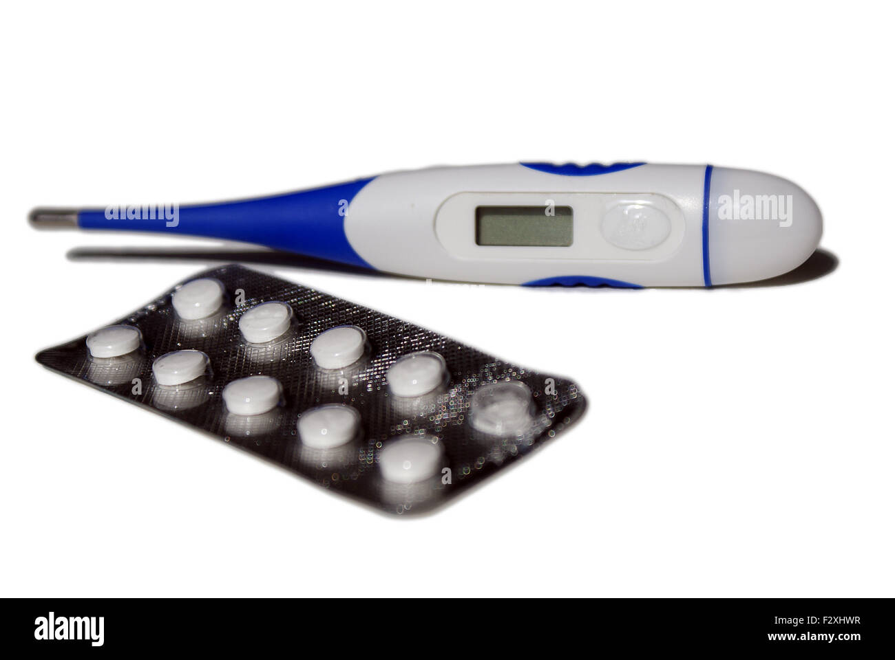 Bekam die Grippe? Schmerzmittel und thermometer Stockfoto