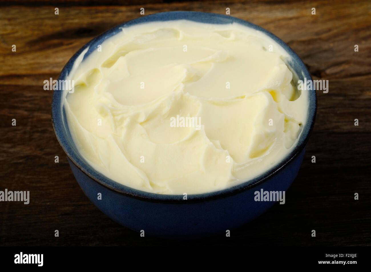 saure Sahne Käse in Schüssel Stockfoto