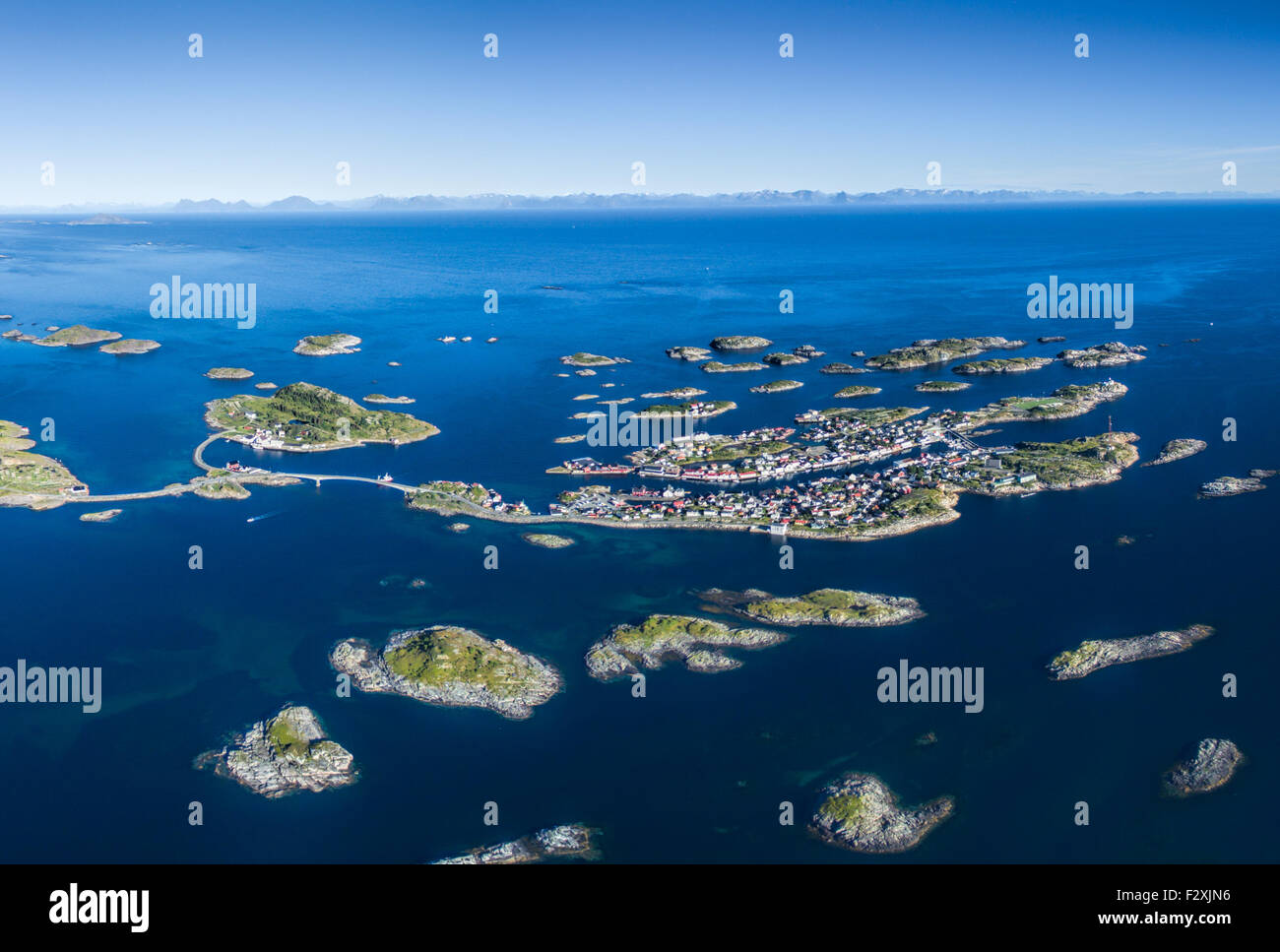 Schöne Antenne Panorama von Henningsvær, malerischen Fischerdorf auf den Lofoten Inseln, Norwegen Stockfoto