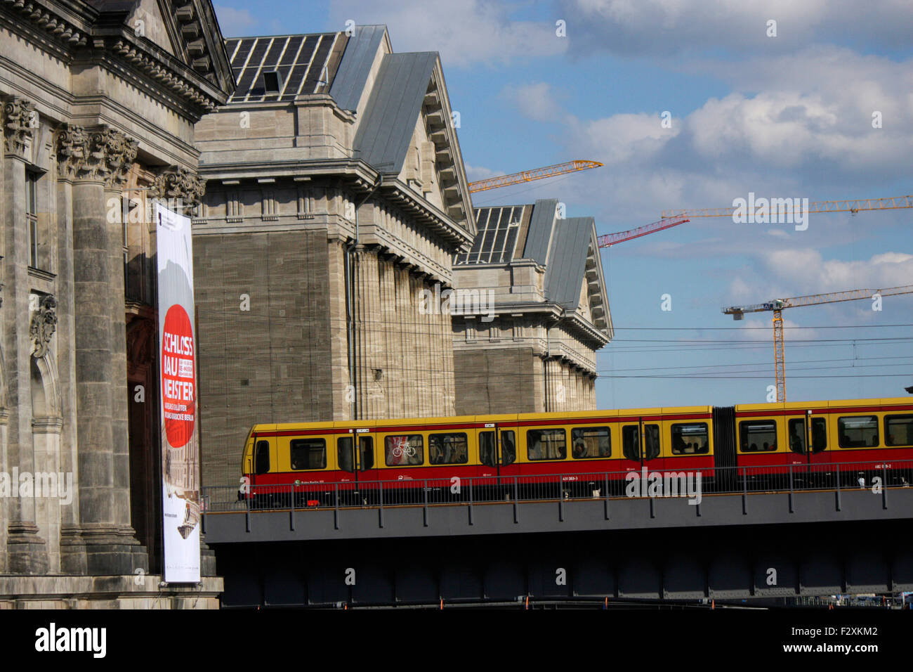 S-Bahn-Zug, Pergamonmuseum, Museumsinsel, Berlin-Mitte. Stockfoto